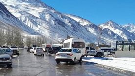El caos vial en alta montaña se adelanta a la reapertura oficial del paso a Chile.