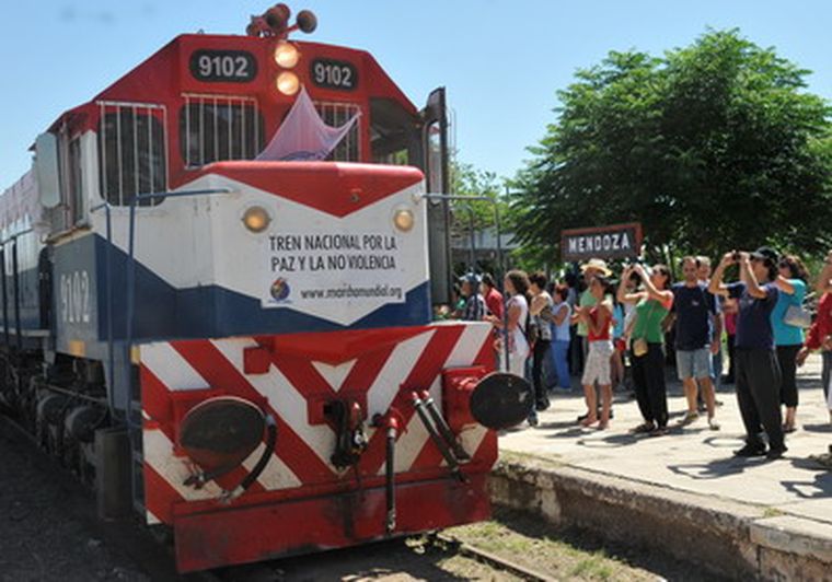 La formación compuesta por 14 coches llegó pasadas las 11. Foto: Pachy Reynoso / MDZ