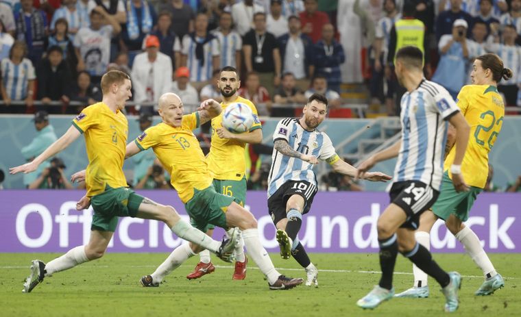 Messi rodeado de australianos. Foto: EFE