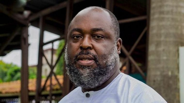 Foto: ERIC ARTHUR. Eric Arthur recolecta celulares rotos durante los fines de semana.