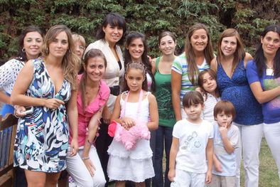 MDZol | La futura mamá y agasajada, Páola Poetzl de Lara, entre amigas y sobrinos. Foto: MDZ