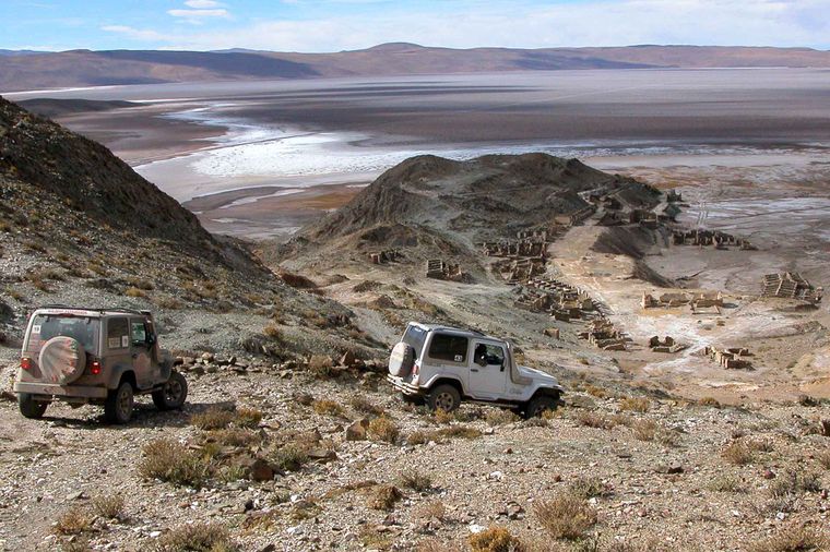 Antofagasta de la Sierra es un pueblo donde la altura y los volcanes dominan toda la escena.