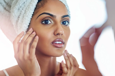MDZol | EL vinagre tiene múltiples propiedades beneficiosas para tu contorno de ojos. Foto: InStyle - https://imagesvc.meredithcorp.io/v3/mm/image?q=85&c=sc&poi=%5B1000%2C667%5D&w=2000&h=1000&url=https%3A%2F%2Fstatic.onecms.io%2Fwp-content%2Fuploads%2Fsites%2F14%