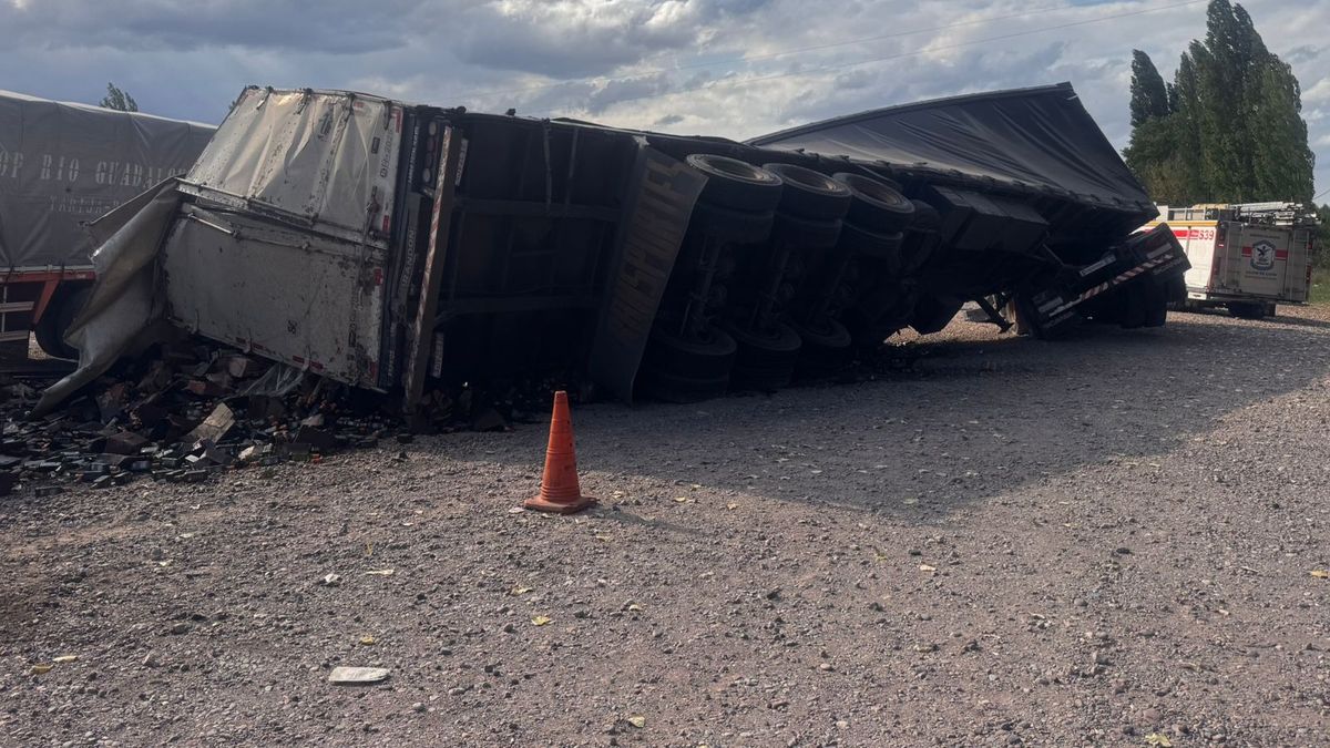 Video: así saquearon las botellas de aceite de oliva del camión que volcó en la ruta 40