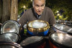 Simón lleva una vida dedicada a los repuestos de autos clásicos: un hobby, un negocio y una gran pasión.