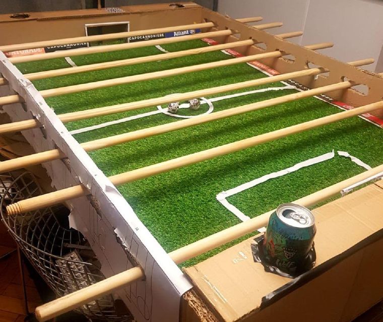 El primer proyecto del metegol lo fabricaron los amigos con madera y cartón. 