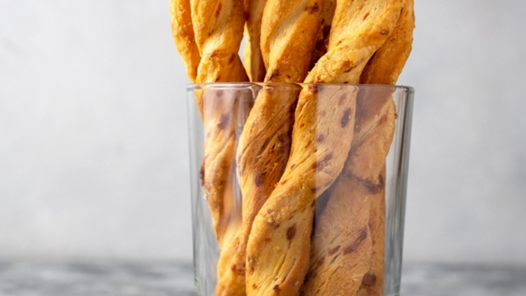 En Francia se conocen como cheese straws y suelen servirse en casamientos y recepciones. Aparte es una receta muy rendidora. En Francia se conocen como cheese straws y suelen servirse en casamientos y recepciones. Aparte es una receta muy rendidora.