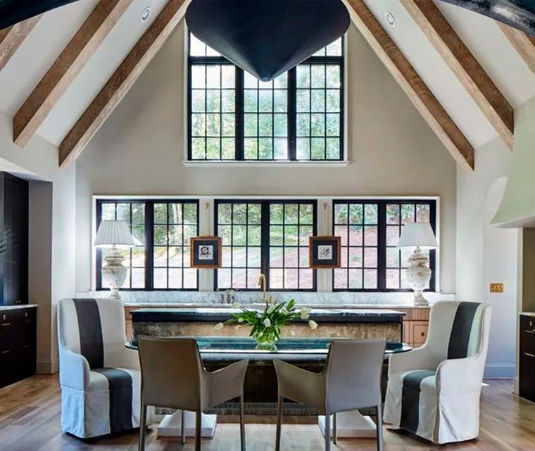 Cocina de una casa en Alabama, Estados Unidos, rediseñada por Leigh y Kevin Misso mediante una ampliación hacia otros ambientes, con el negro como uno de los colores principales. Foto: Laurey Glenn