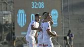 Rodrigo Insua celebra el tanto del empate ante Huracán, que le dio la clasificación a Barracas.