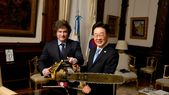 Milei se mostró con la motosierra con el presidente surcoreano