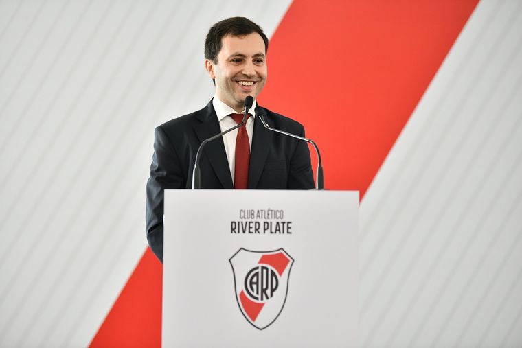 Stefano Di Carlo comenzó su gestión en River con un fuerte gesto en una semana clave. Stefano Di Carlo comenzó su gestión en River con un fuerte gesto en una semana clave.