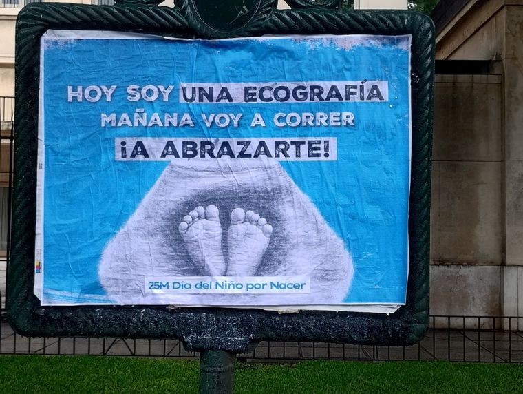 Una campaña de afiches por la Ciudad de Buenos Aires, acompañaron la marcha.