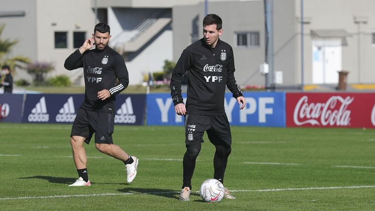 Agüero y Messi podrían formar la dupla de delanteros ante Paraguay. Foto: Marca