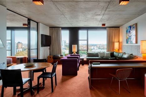Diseñado por Flack Studio, el amplio espacio multifunción de este tipo de viviendas sirve para living, oficina en casa, bar y comedor, principalmente.