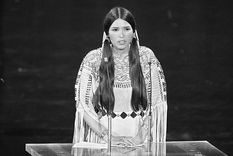 Sacheen Littlefeather, durante la ceremonia de los premios de la Academia de 1973. Foto: GETTY IMAGES