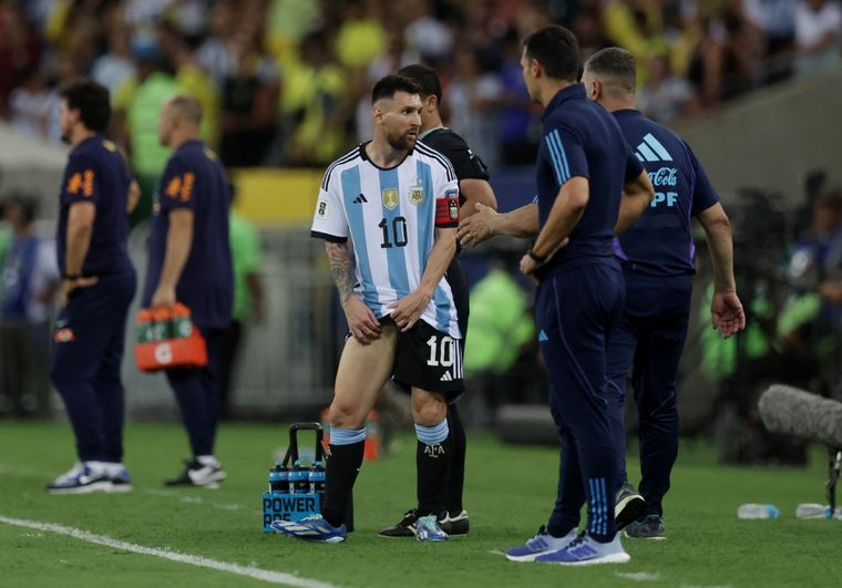 Messi jugó con una fuerte molestia ante Brasil. Foto: Noticias Argentinas
