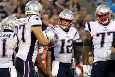 Julian Edelman (11) es escuchado por Tom Brady. Foto: AS