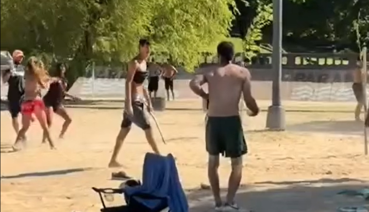 La pelea terminó con un hombre apuñalado ante la mirada de varias familias presentes en una playa de Paraná.