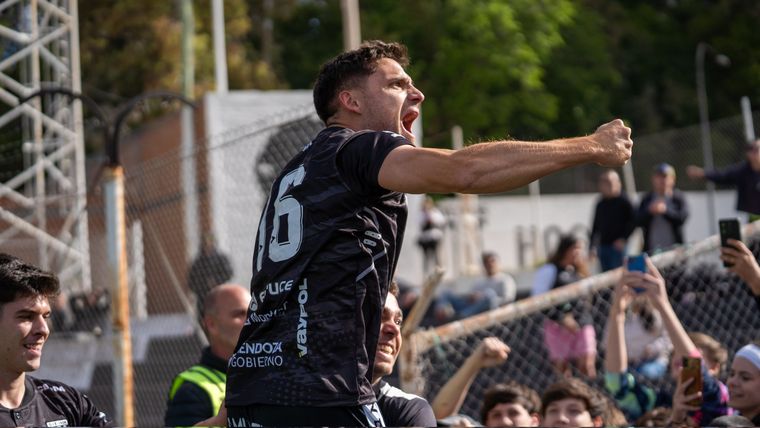 Fermín Antonini celebra su tanto, el que aseguró el boleto de Gimnasia a la gran final por el primer ascenso ante Deportivo Madryn. Fermín Antonini celebra su tanto, el que aseguró el boleto de Gimnasia a la gran final por el primer ascenso ante Deportivo Madryn. 