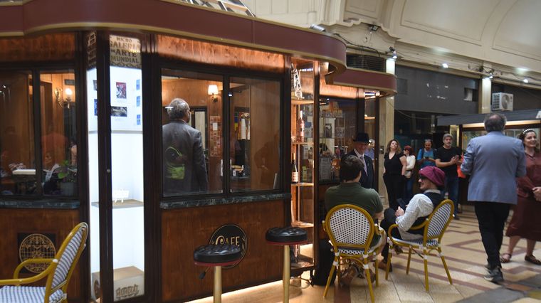 El café se inauguró el año pasado. El café se inauguró el año pasado.