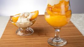 Disfrutá esta receta de duraznos con crema casera, clásica y tentadora. Disfrutá esta receta de duraznos con crema casera, clásica y tentadora.