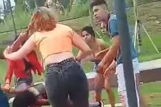 Las jóvenes salían de un boliche y se enfrentaron a las piñas