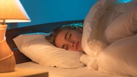 Dormir con las luces encendidas tiene fuertes consecuencias (Shutterstock).