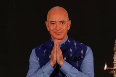 Jeff Bezos es uno de los pocos empresarios del mundo que aumentó su fortuna ya inmensa durante el colapso económico del COVID-19.