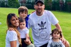 Antonela Roccuzzo y Lionel Messi junto a sus hijos