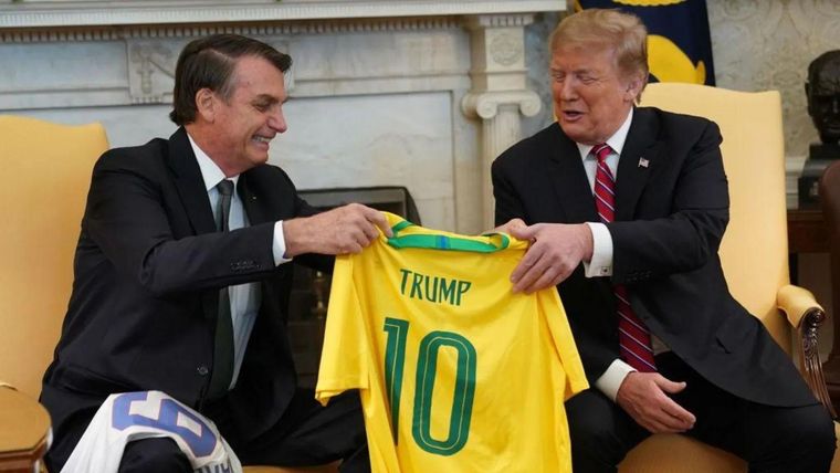 En Estados Unidos, en 2019, Bolsonaro le regaló a su amigo Donald Trump una camiseta de Brasil. Foto Archivo En Estados Unidos, en 2019, Bolsonaro le regaló a su amigo Donald Trump una camiseta de Brasil. Foto Archivo