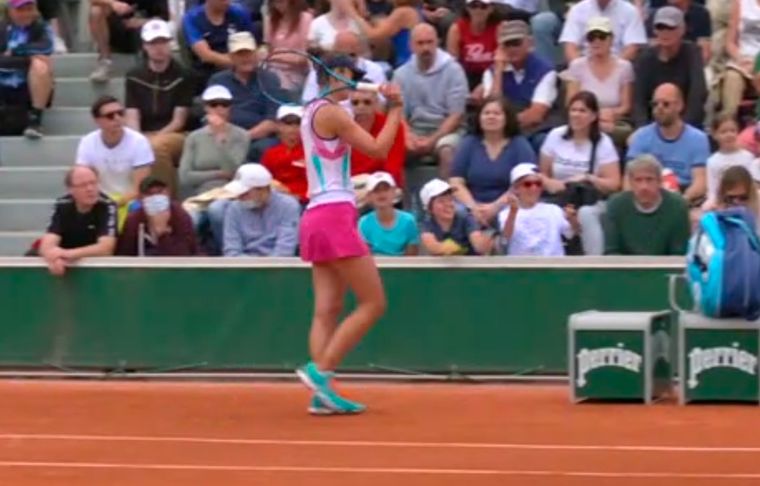 Irina-Camelia Begu Lanzó su raqueta al piso, rebotó y cayó en la grada.