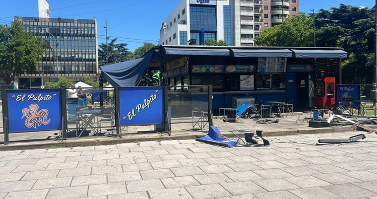 El puesto que atravesó el hombre luego del infarto, sufrió algunos daños materiales.