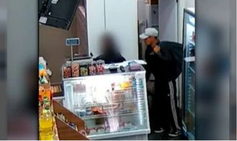 El ladrón, captado por las cámaras de seguridad del comercio Foto: NA