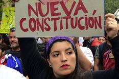 Uno de los principales reclamos durante el estallido social fue la reforma de la Constitución. Foto: GETTY IMAGES