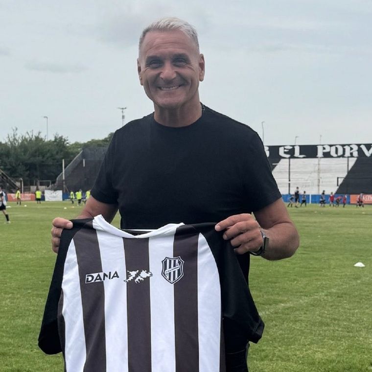 Hace unos días, El Porvenir oficializó la llegada de Islas. Pero el DT no arregló y el club ya borró el posteo. Foto: @clubelporveniroficial