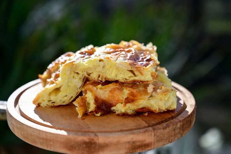 Una receta de pastel de queso salado puede llevar más de tres tipos de quesos, lo que le da un sabor único y complejo. Una receta de pastel de queso salado puede llevar más de tres tipos de quesos, lo que le da un sabor único y complejo.