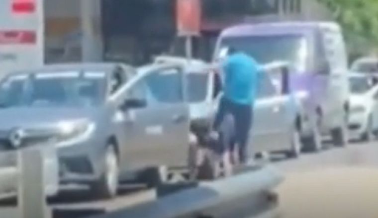 Un remisero y otro conductor se tomaron a golpes en una avenida en el centro de San Juan Foto: Captura de video