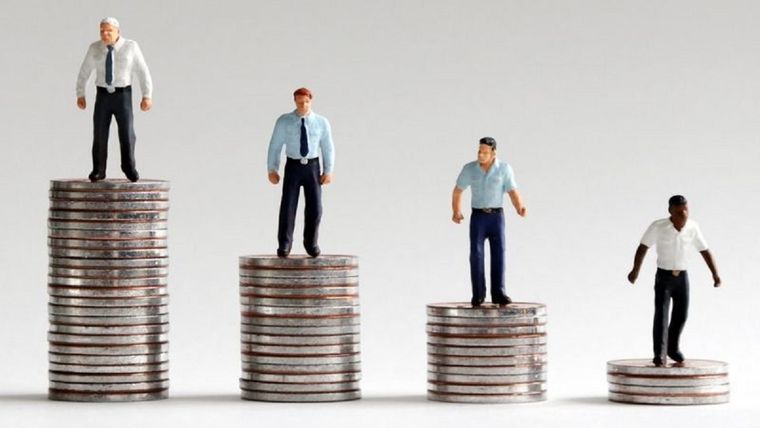 La teoría del goteo prometía que si se bajaban impuestos a los ricos, se acabaría beneficiando también al resto porque ese dinero se invertiría e impulsaría la economía. Foto: Getty Images