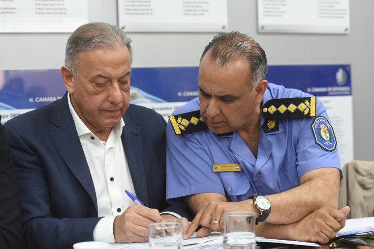 Raúl Levrino junto a Marcelo Calipo en la Legislatura provincial Foto: Maximiliano Ríos / MDZ