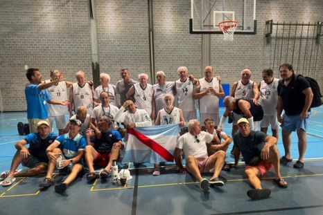 El equipo de Los Melenas Blancas son un ejemplo para el deporte nacional, representaron a Argentina en el mundial de maxibásquet en la categoría de más de 80 años. El equipo de Los Melenas Blancas son un ejemplo para el deporte nacional, representaron a Argentina en el mundial de maxibásquet en la categoría de más de 80 años.