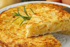 La tortilla de papas es una comida de origen español, aunque su principal ingrediente es claramente americano.