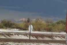 El granizo se acumuló a la vera de la ruta 40. Foto: Gentileza X @piedradari3