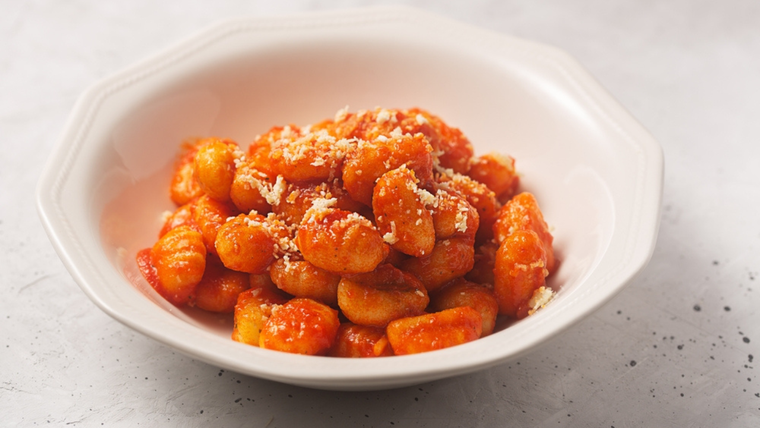 La primera receta escrita de ñoquis con tomate aparece en un libro italiano de 1800, donde se los describía como “suaves nubes rojas”. La primera receta escrita de ñoquis con tomate aparece en un libro italiano de 1800, donde se los describía como “suaves nubes rojas”.