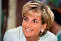 Lady Di lo tenía todo e impuso tendencia en distintas ocasiones y a cada paso. Foto: El País - https://imagenes.elpais.com/resizer/Y21vb5yPdkUOxXLFa7kaxp4EkOM=/1960x0/arc-anglerfish-eu-central-1-prod-prisa.s3.amazonaws.com/public/6Z3EN7UXCZ4UBQJHDUUJNBY2XU.jpg