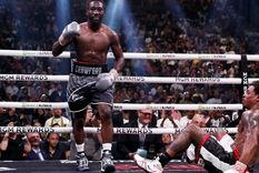 Terence Crawford derrumba a Errol Spence Jr. y se queda con la victoria. Foto: EFE Terence Crawford derrumba a Errol Spence Jr. y se queda con la victoria. Foto: EFE