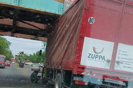 El camión quedo atascado en el puente de Colón y Belgrano El camión quedo atascado en el puente de Colón y Belgrano