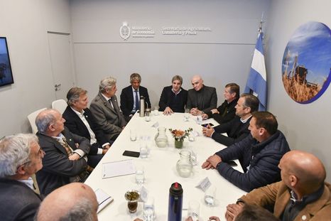 El ministro de Economía se reunió con los representantes de la Mesa de Enlace en el marco de la expo Rural 2024. Foto: Ministerio de Economía