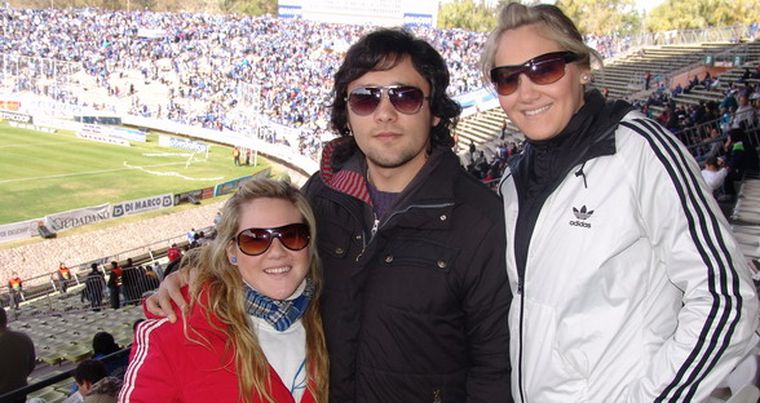 En la vip: Enrique Elizondo rodeado por las hermanas Azul y Marianella Hernández. Foto: Florencia Da Souza / MDZ