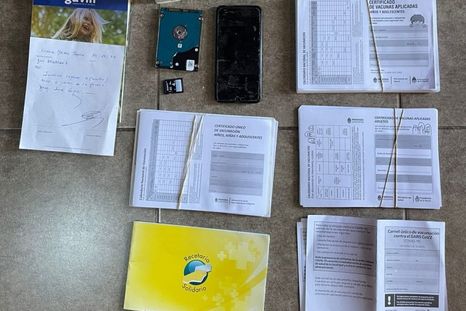La policía realizó allanamientos tras la denuncia de entrega de certificados truchos de vacunación. La policía realizó allanamientos tras la denuncia de entrega de certificados truchos de vacunación.