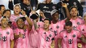 Lionel Messi levanta el trofeo. Una noche perfecta para el equipo rosa, que goleó, festejó a lo grande y quedó a un paso de su primer título en la MLS. Lionel Messi levanta el trofeo. Una noche perfecta para el equipo rosa, que goleó, festejó a lo grande y quedó a un paso de su primer título en la MLS.